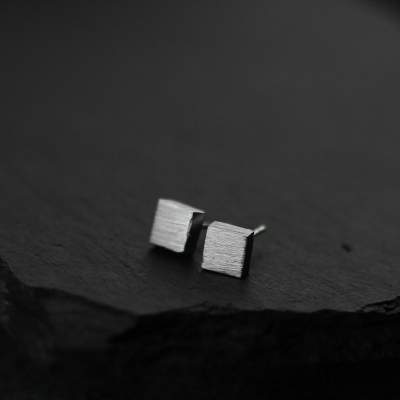 时尚银饰精致女简约百搭不过敏925纯银耳钉耳饰气质方块养耳洞送女朋友老婆情人节七夕生日礼物