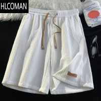 HLCOMAN冰丝贴标休闲褶皱短裤男生夏天薄款速干运动风宽松沙滩五分大裤衩