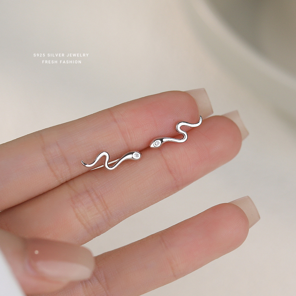 s925纯银白锆小蛇耳钉女个性潮流时尚气质简约蛇年本命年耳饰批发送女朋友老婆情人节七夕生日礼物