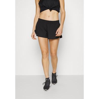 Adidas女子跑步运动裤宽松透气反光条短裤弹性腰口回收材质