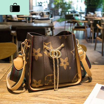 皮女包包2020新款网红水桶包百搭单肩包ins斜挎包女时尚手提包NEW LAKE 大花卡其色女士单肩包