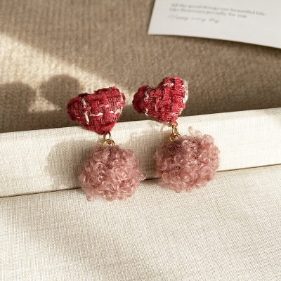 秋冬爱心毛绒耳环女2024新款小众设计氛围感气质独特圣诞百搭耳饰送女朋友老婆情人节七夕生日礼物