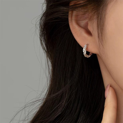 s925银针闪钻素圈耳扣女小众设计高级感莫比乌斯耳圈耳骨钉耳饰送女朋友老婆情人节七夕生日礼物