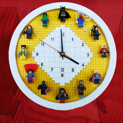 原创兼容乐高英雄人仔12寸挂钟墙面装饰diy拼装圆形静音时钟表 黄色底