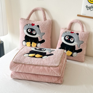 新款卡通鱼头猫立体贴布绣靠垫被可拎可背便携式二合一两用抱枕被