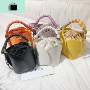 迷你水桶包女2020韩版皮花瓣造型丝巾手提包斜挎单肩小包包女潮NEW LAKE女斜挎包