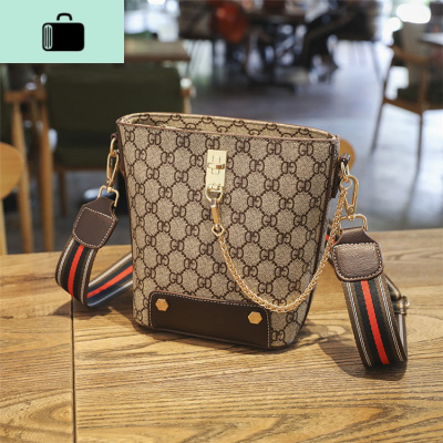 2020夏季新款百搭复古洋气印花水桶包女时尚撞色宽织带单肩斜跨包NEW LAKE女斜挎包