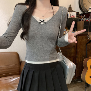 蕾丝拼接v领长袖T恤女春秋新款假两件内搭打底衫高腰短款上衣ins