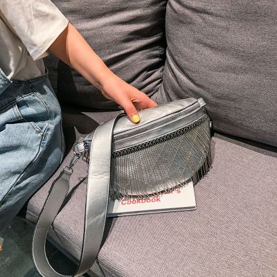 包包流苏斜跨2020新款小香风菱格胸包ins斜挎腰包流苏港风包包女