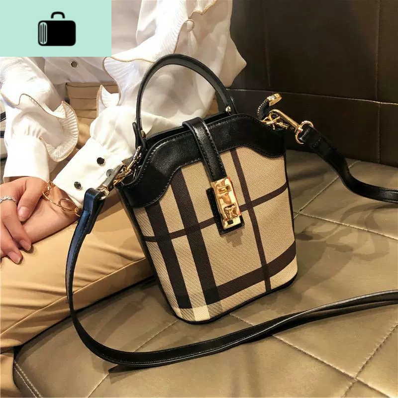 包包女2020夏季新款斜挎包简约时尚手提单肩包个性锁扣水桶包小包NEW LAKE女斜挎包