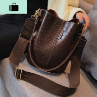 复古水桶包包女2020春季新款韩版潮港风宽带大包包时尚单肩斜挎包NEW LAKE女斜挎包