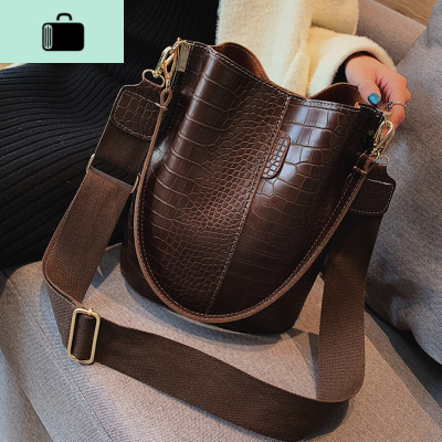 复古水桶包包女2020春季新款韩版潮港风宽带大包包时尚单肩斜挎包NEW LAKE女斜挎包