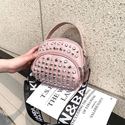 派尼美特斜挎包女学生韩版网红2020新款铆钉云朵豆豆手提包小手机包女