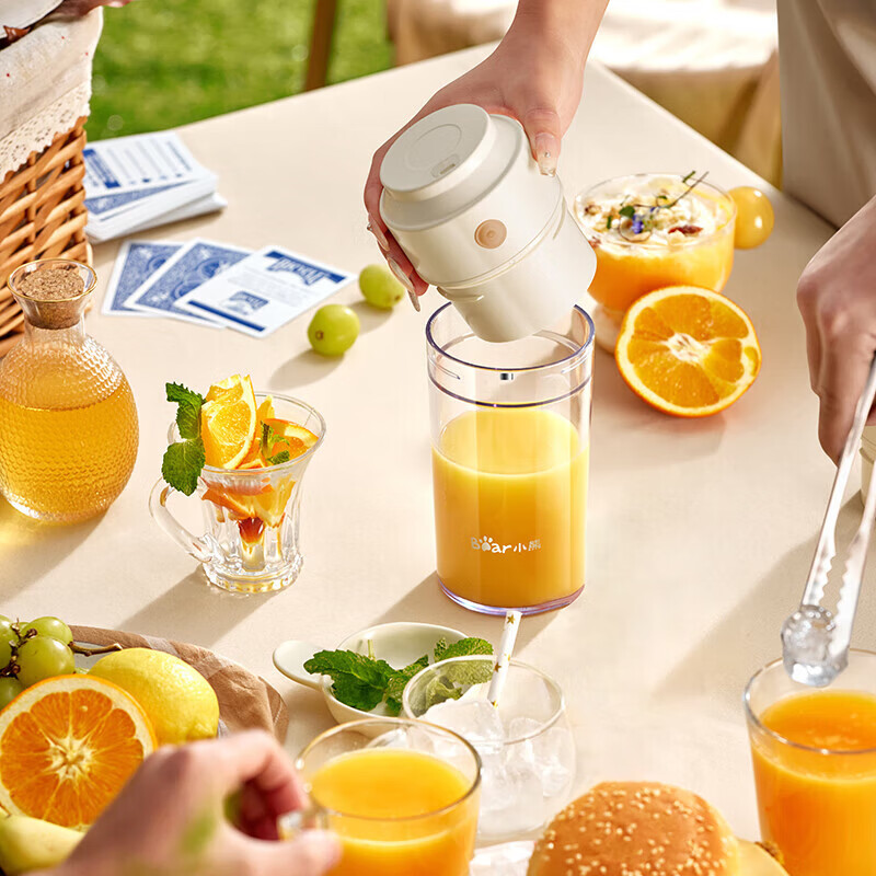 小熊(Bear)榨汁机 家用便携式榨汁杯 充电迷你小型果汁机 LLJ-E03F1