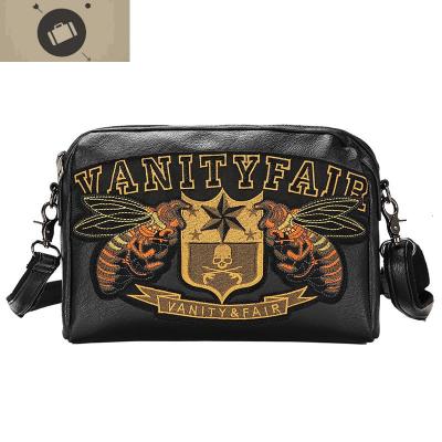 刺绣图案男包单肩斜背包韩版男士休闲斜挎包横款潮牌时尚运动包包艾狄伊娃斜挎包男黑色