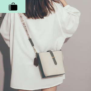 网红质感小包包2020新款潮韩版百搭时尚斜挎包复古单肩宽带水桶包NEW LAKE女士单肩包