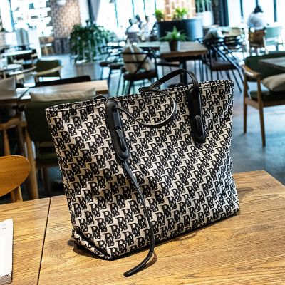 小亚天帆布包2020新款复古包包女网红百搭手提包大容量时尚洋气托特包黑色