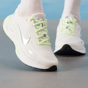 耐克(NIKE)女鞋新款运动鞋时尚健身训练Journey Run缓震跑步鞋FJ7765-115 ZP