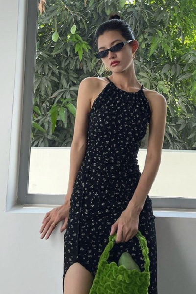 法式性感小众吊带裙夏季新款心机开叉性感辣妹黑色碎花连衣裙女潮