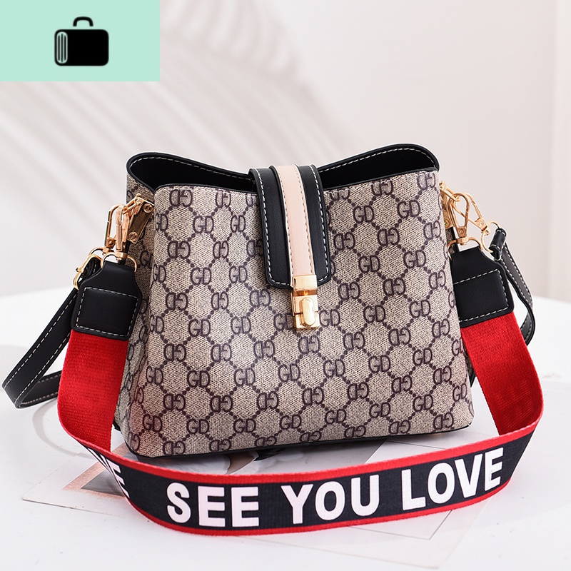 包包女2020新款潮夏季百搭斜挎单肩包简约欧美时尚宽肩带水桶包小NEW LAKE女士单肩包