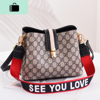 包包女2020新款潮夏季百搭斜挎单肩包简约欧美时尚宽肩带水桶包小NEW LAKE女士单肩包