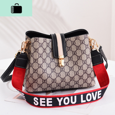 包包女2020新款潮夏季百搭斜挎单肩包简约欧美时尚宽肩带水桶包小NEW LAKE女士单肩包