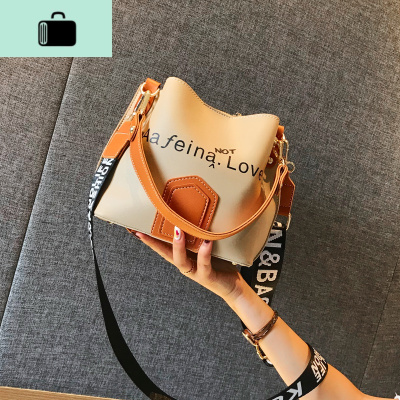 水桶包包女2020新款韩版潮百搭宽肩带单肩包简约撞色大容量斜挎包NEW LAKE女斜挎包