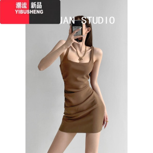 YIBUSHENG肯豆同款方领褶皱收腰包臀连衣裙女高腰显瘦无袖吊带裙辣妹短裙潮