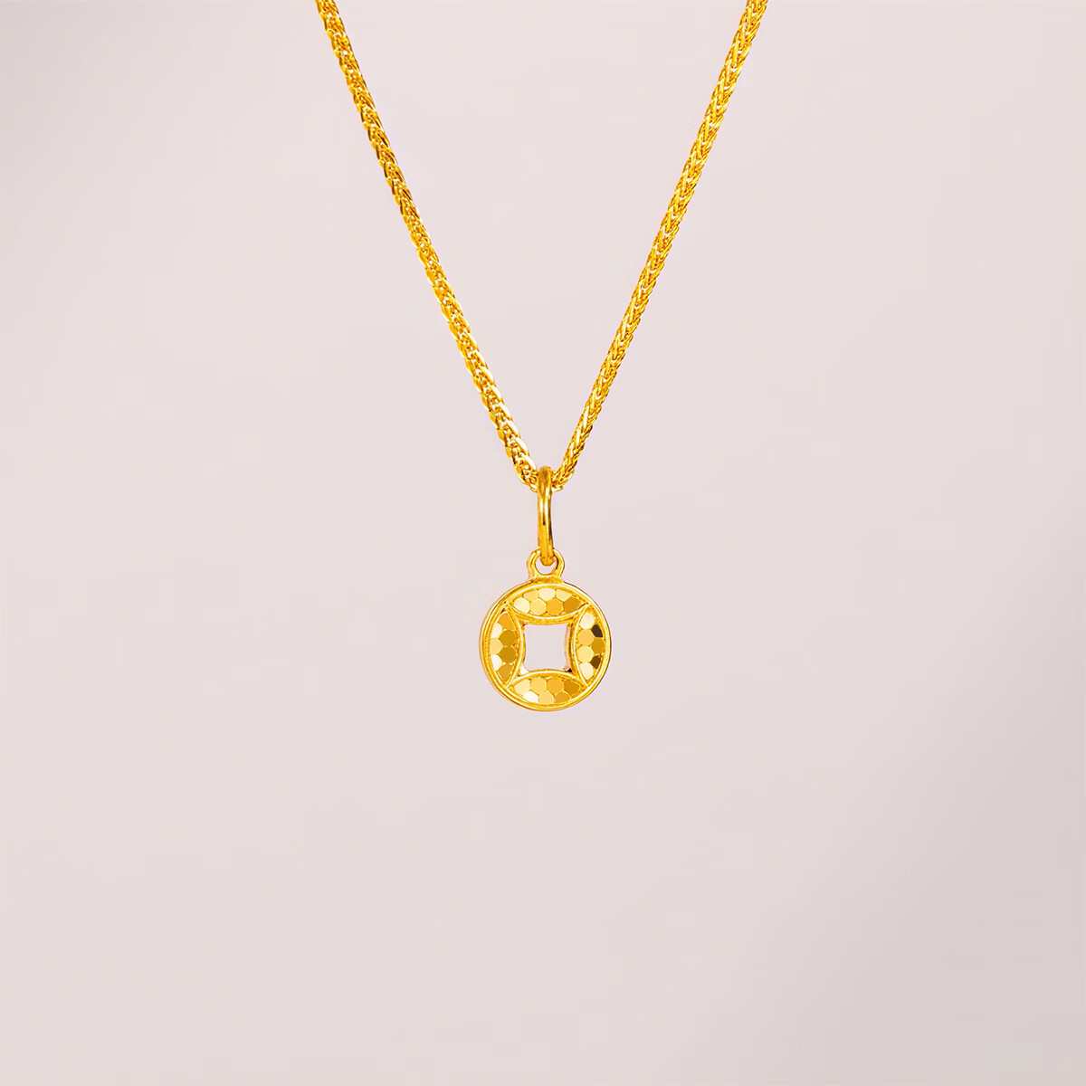 周大福小鼻嘎爆闪鱼鳞铜钱币足金黄金吊坠计价女款(工费180)EOF1966礼物