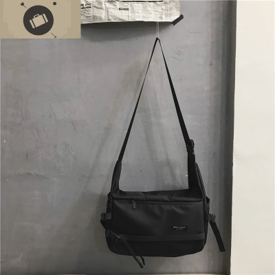 斜挎包男潮牌运动休闲日系男士斜肩包男生单肩包男包日系挎包ins艾狄伊娃