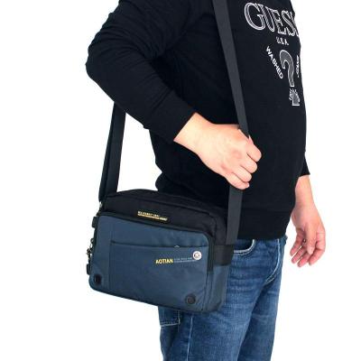 2020新款潮男士防水尼龙布单肩斜跨背包韩版轻便轻薄撞色休闲男包