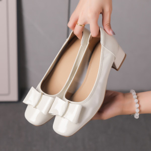 中跟鞋女新款简约气质一脚蹬工作鞋粗跟复古通勤漆皮女四季鞋