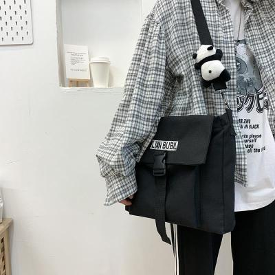 派尼美特日系原宿风工装帆布包韩国丑萌公仔复古港风邮差包学生斜挎包包女