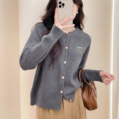[3件8.5折118.9元,叠加优惠券]唐狮致刺绣百搭开衫精致刺绣百搭开衫女新款英伦风毛衣qd