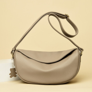 网红款慵懒风休闲通勤斜挎胸包大容量饺子包女新款潮流单肩包