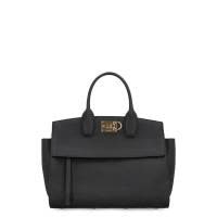 Ferragamo女士牛皮翻盖手提斜挎包金属五金拼接链条内胆包