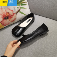 聚范小众豆豆鞋银色分趾鞋韩国网红平底单鞋红色猪脚鞋马蹄鞋女