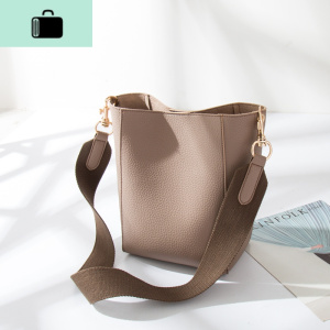 2020新款sangle水桶包女皮ins超火包宽肩带单肩斜挎包女包大包NEW LAKE女士单肩包