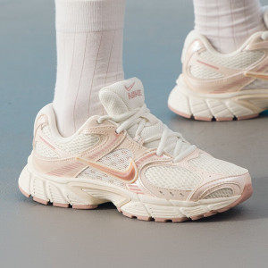 耐克(NIKE)女鞋V5 RNR潮流复古轻便透气低帮运动休闲鞋HQ7901-101 ZP