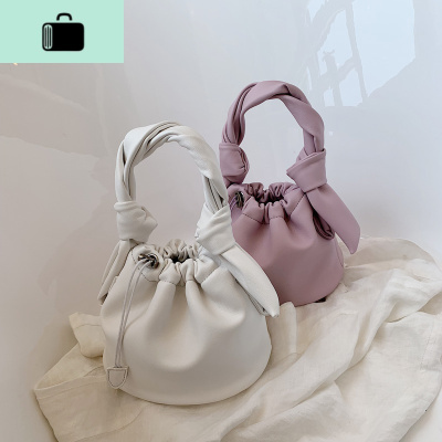 夏季小包包女包2020新款潮时尚百搭链条褶皱斜挎包网红云朵水桶包NEW LAKE女斜挎包