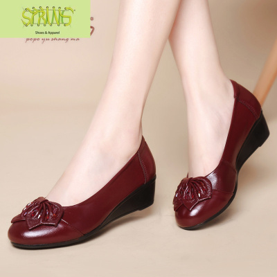 妈妈鞋春秋款真皮软底女式单鞋中跟舒适女鞋中老年休闲皮鞋坡跟语娄