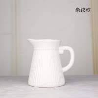 欧式田园白色陶瓷花瓶 浮徽章奶壶插花器 家居装饰品客厅摆件 三维工匠 条纹款+仿真艺菊-橙黄*2束