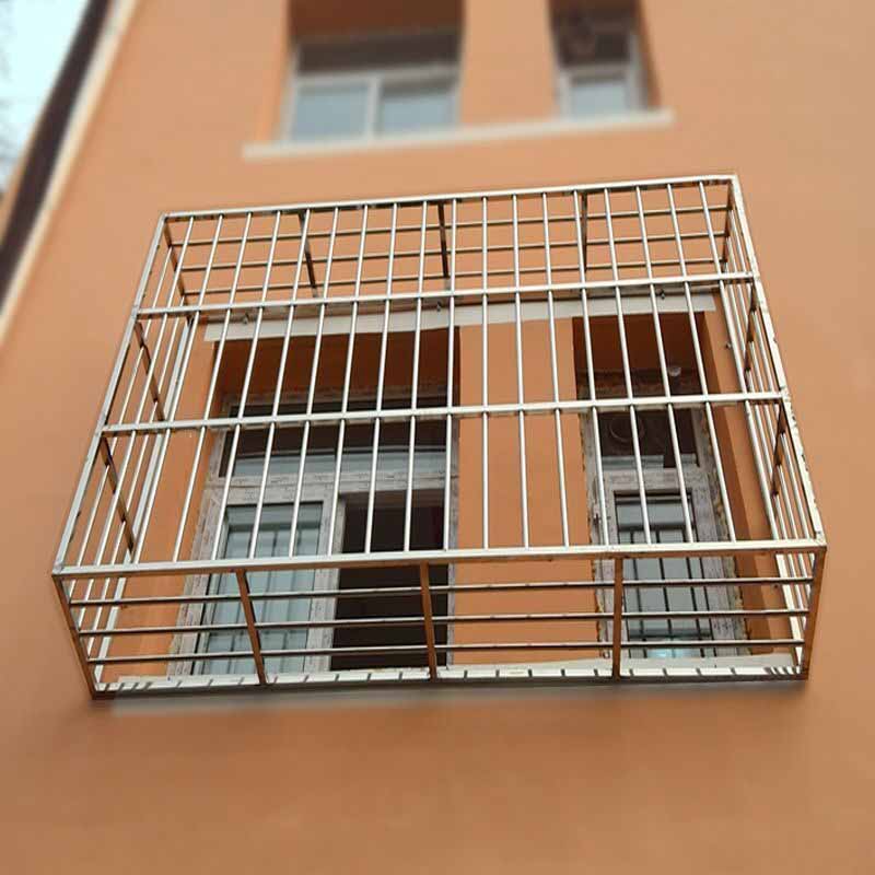 女童头卡7楼防盗窗命悬一线……