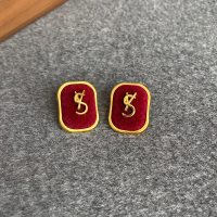 红色字母耳钉轻奢高级感气质耳环2024新款女人味复古港风耳饰送女朋友老婆情人节七夕生日礼物