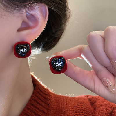 红色爱心字母耳钉轻奢高级感气质耳环2024新款秋冬时尚耳饰女送女朋友老婆情人节七夕生日礼物