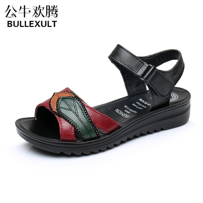 公牛欢腾2019夏季妈妈鞋凉鞋真皮软底休闲百搭防滑沙滩鞋中老年人鞋子大码女鞋