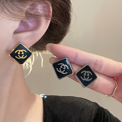 银针几何圆形字母耳钉轻奢高级感气质大气耳环2025新款耳饰女送女朋友老婆情人节七夕生日礼物