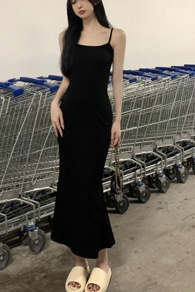 吊带连衣裙女夏季无袖收腰纯欲性感紧身显瘦高级感包臀辣妹紧身裙