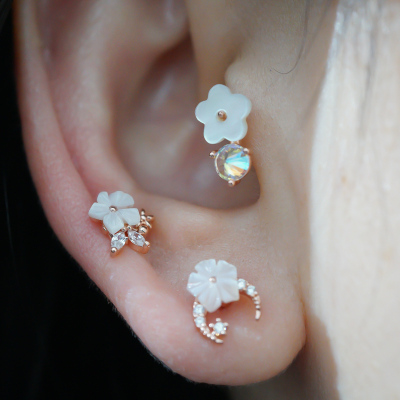 韩国直送小清新贝壳贝母花朵钛钢杆耳骨钉耳蜗螺丝堵拧送女朋友老婆情人节七夕生日礼物