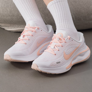耐克(NIKE)女鞋新款运动鞋时尚健身训练Journey Run缓震跑步鞋FJ7765-115 ZP